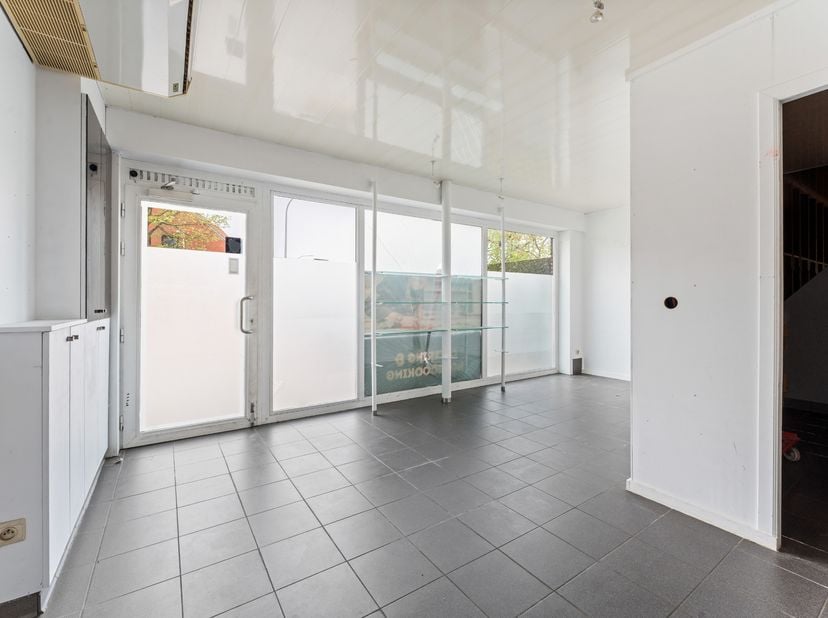 Bent u op zoek naar een commerciële locatie waar u werk en wonen kunt combineren? Dit pand op een centrale locatie is de ideale basis voor wie een zaa