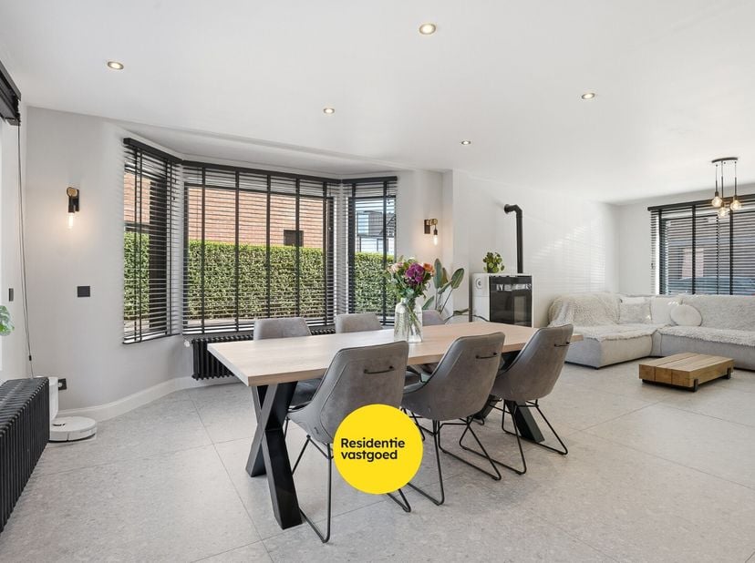 In het centrum van Zedelgem, op wandelafstand van winkels en voorzieningen, vindt u deze karaktervolle en instapklare alleenstaande woning op een ruim
