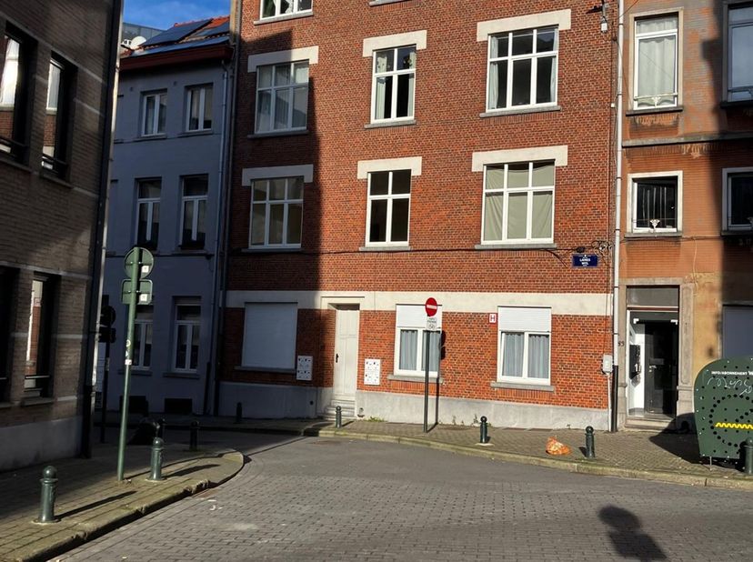 Bruxelles 1000 : Dans une rue calme Idéalement située à quelques encablures du Palais de Justice et de la Place Louise, cet immeuble constitue une opp