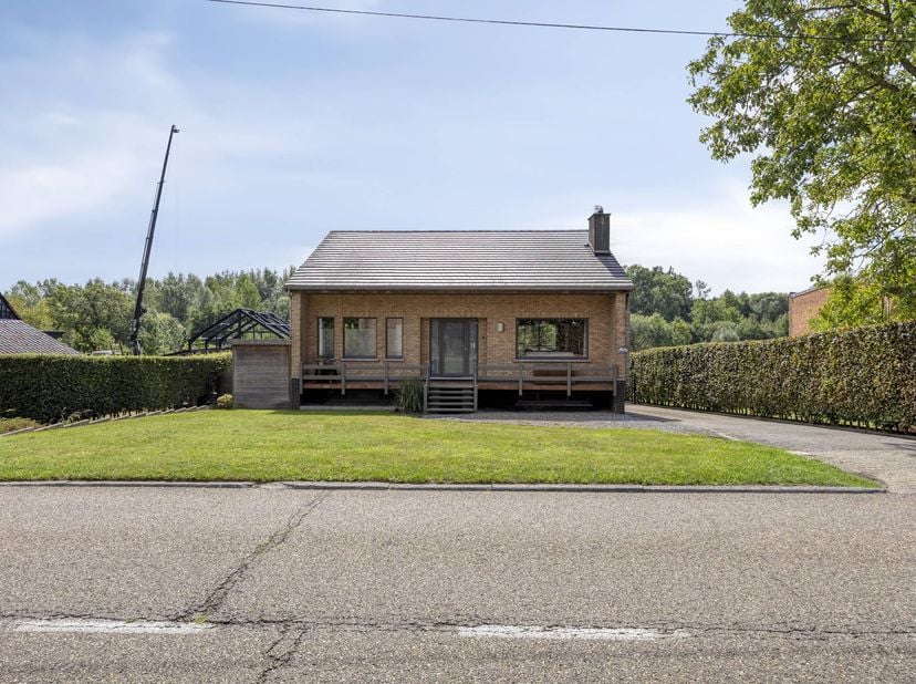 Deze ruime open bebouwing is gelegen in de Hagelandstraat 62 te Halen en bevindt zich op een prachtig perceel van maar liefst 28a23. De woning heeft e