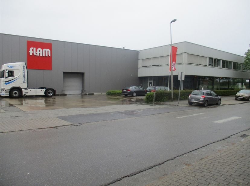 Polyvalente site van 16.700m² magazijnruimten - 2.196m² magazijn, gedeeltelijk 6m en gedeeltelijk 4.5m vrije hoogte met 2 laadkades Aanpassingen mogel