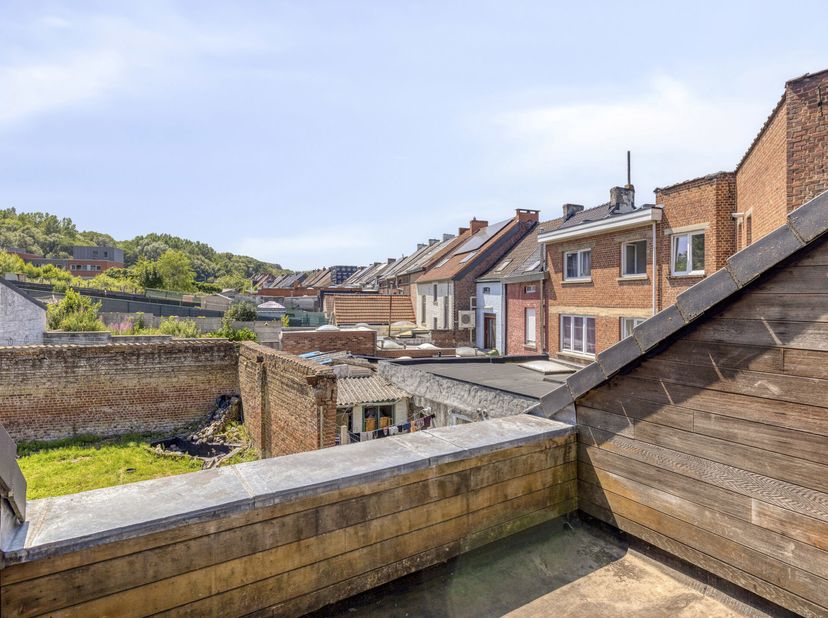 Op wandelafstand van de historische Markt van Geraardsbergen bevindt zich deze verrassend ruime bel-etagewoning, waar comfort, licht en een uitstekend