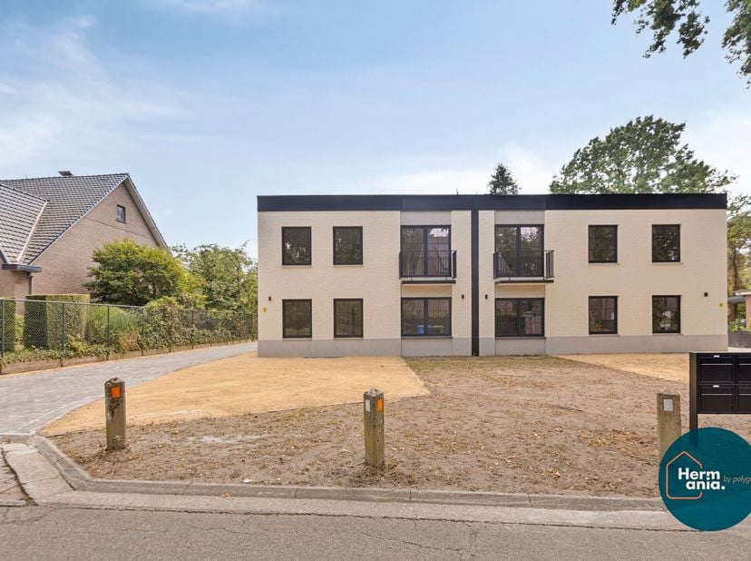 Volledig gerenoveerd gelijkvloersappartement met tuin, garage en 2 slaapkamers.<br />
Op zoek naar een ruim en instapklaar appartement met een eigen t