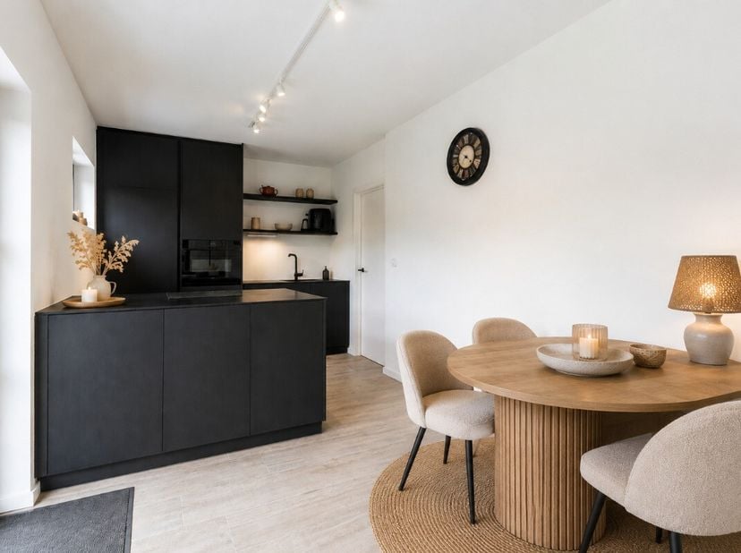 Knokke: Volledig gerenoveerde koppelvilla met 4 slaapkamers te koop. In de rustige en gegeerde Oostkerkestraat te Knokke bevindt zich deze volledig ge