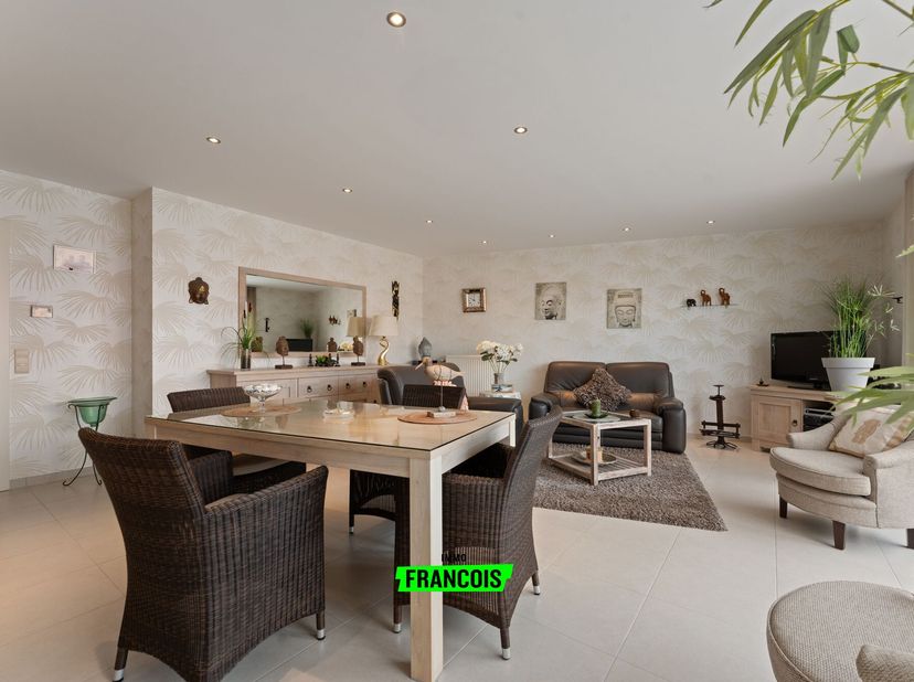 Op zoek naar ruimte, licht én een centrale doch rustige ligging aan de kust? Dan is dit instapklare duplexappartement van maar liefst 168 m² in de ver