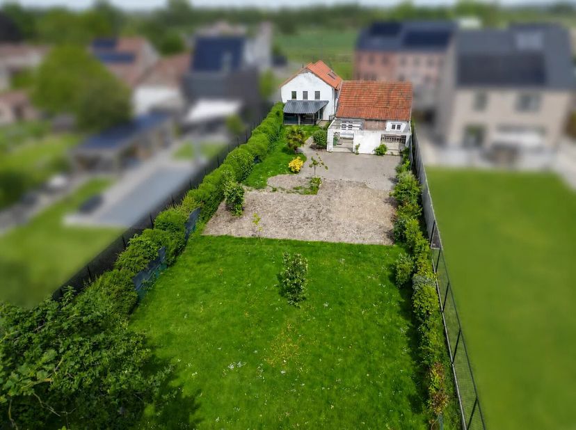 Deze karaktervolle woning combineert authenticiteit met tal van mogelijkheden en beschikt over een gezellige binnenkoer, een prachtig tuin en een bijg