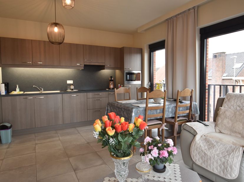 Gelegen op de tweede verdieping van het autoluwe woonerf De Weverij, bevindt deze moderne assistentiewoning zich op wandelafstand van het stadscentrum