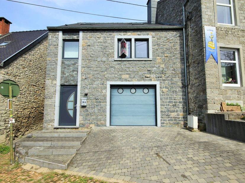 Charmante maison bel-étage située en plein centre de Gerpinnes, à proximité de toutes commodités.<br />
<br />
Elle se compose de la manière suivant