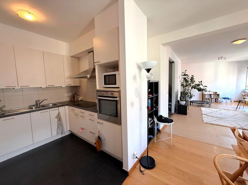 Dumonplein/Stokkel. Mooi, zeer licht luxe appartement/duplex in een karakteristiek gebouw. 2 grote slaapkamers + kantoorruimte, 1 badkamer, 1 doucheru