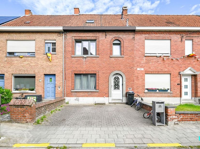 Ontdek deze woning gelegen in een rustige en aangename woonomgeving met een uitstekende bereikbaarheid. De Ligging combineert het beste van twee werel