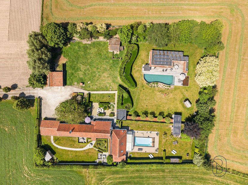 Prachtig gelegen eigendom op een uitzonderlijke locatie met adembenemende verzichten (mogelijkheid overname aandelen). <br />
<br />
Verscholen in a