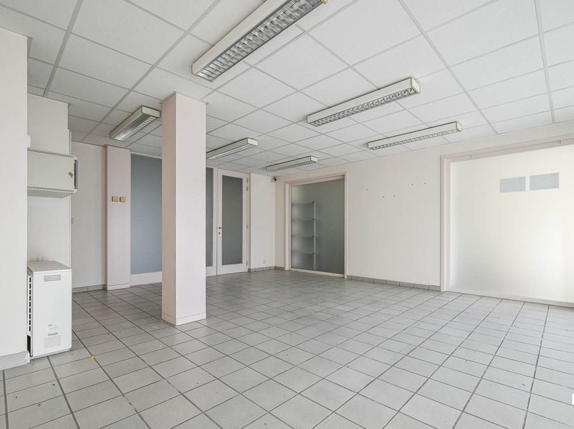 Deze commerciële ruimte beschikt over een bruikbare vloeroppervlakte van ca. 114 m² (volgens EPC-attest) en is gelegen op een toplocatie in het hart v