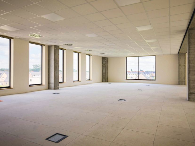 Roeselare - centrum : Kantoorruimte van 218m² bruto op commerciële ligging<br />
Kom en ontdek het prachtige R-Plaza, een recent kantorencomplex perfe