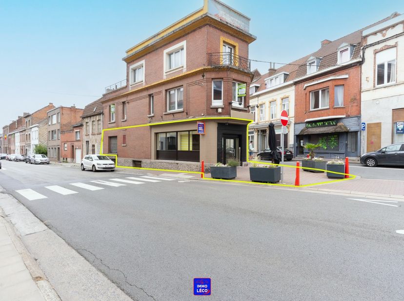 Située dans un emplacement idéal, dans le coin d'une rue passante, entre la Gare et la Grand-Place, cette surface commerciale entièrement rénovée vous