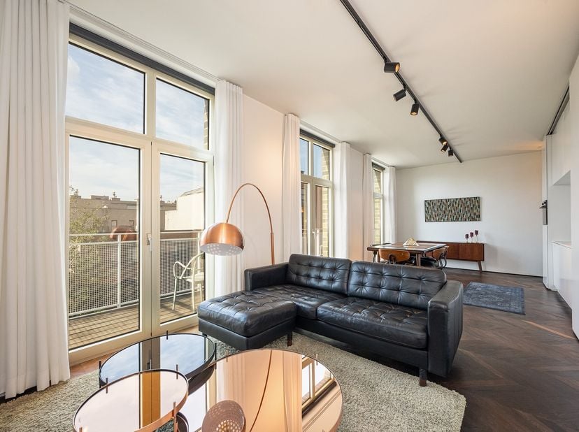 Op een toplocatie in hartje Antwerpen vinden we dit lichtrijke, gemeubelde appartement met een ruim terras.<br />
<br />
Locatie:<br />
Dit energiezui