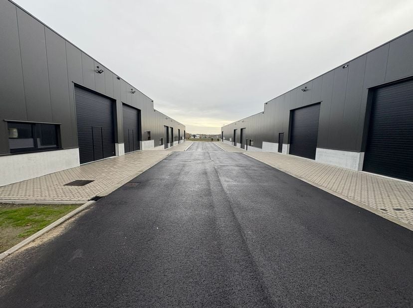 ALGEMEEN<br />
Deze gloednieuwe bedrijfsunit maakt deel uit van een modern bedrijvenpark en combineert hoogwaardige materialen met een vlotte bereikba