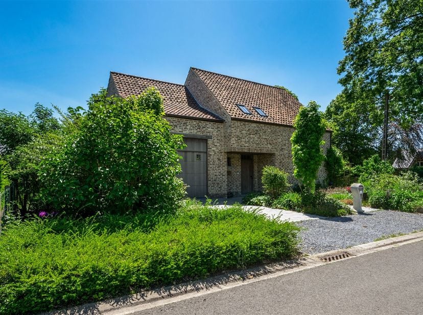 In een rustige, doodlopende straat in het centrum van Rijmenam bevindt zich deze recente en perfect instapklare woning (bouwjaar 2019), afgewerkt met
