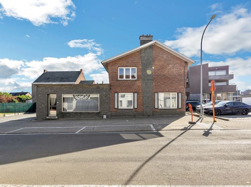 In het centrum van Erpe-Mere, op wandelafstand van winkels, scholen, horeca en openbaar vervoer, bevindt zich deze uitzonderlijk ruime woning met een