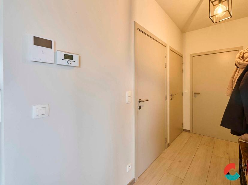 Gelegen op de tweede verdieping van een kleinschalig gebouw met slechts 3 appartementen, biedt dit charmante appartement de perfecte thuis voor wie op