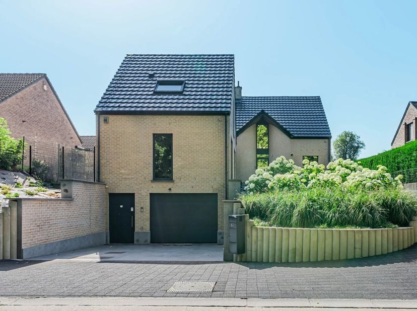 Située dans l'un des villages les plus prisés et recherchés de la région, découvrez cette demeure d'exception de 430 m² habitables. Nichée dans un cad