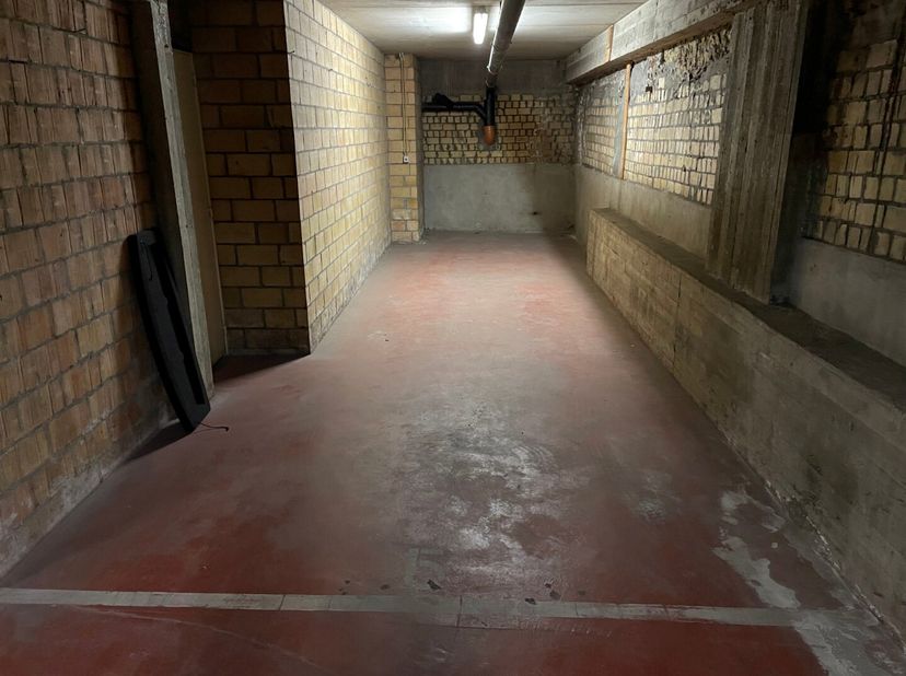 Staanplaats te huur op de hoek van de Lippenslaan en de Sebastiaan Nachtegaelestraat.<br />
Voor een bezoek kan je ons altijd contacteren.