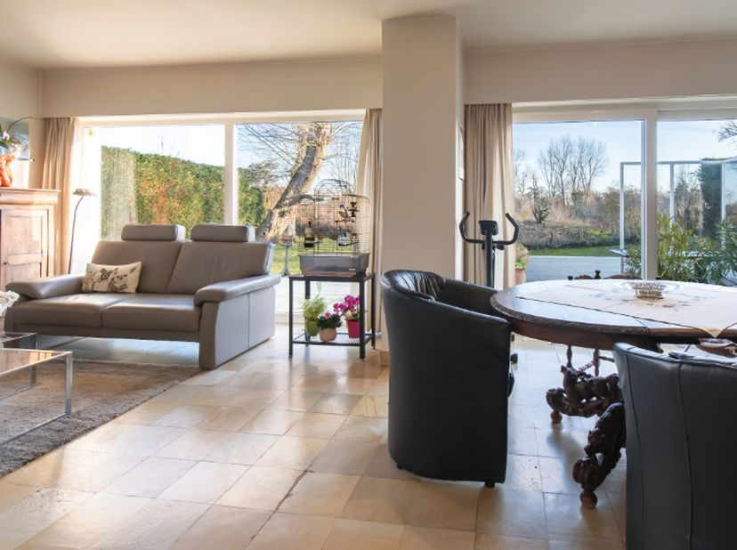 Villa de 4 chambres à coucher exceptionnellement située avec une vue imprenable sur la réserve naturelle protégée des dunes à vendre.<br />
Dispositio