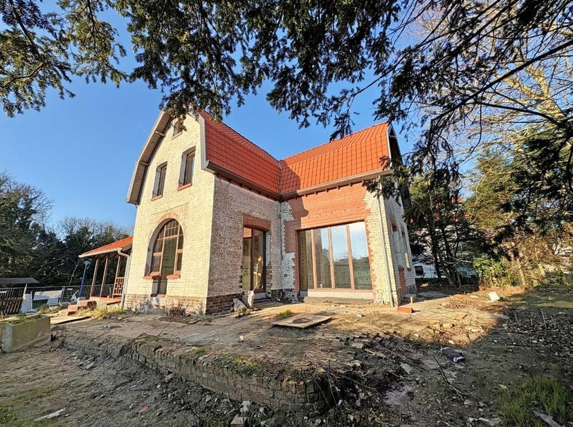 Villa avec excellente situation, à qq minutes de la plage (300m du KYC) et à 280m du centre de Saint-Idesbald.&amp;nbsp; La villa est à terminer.&amp;nbsp; Le