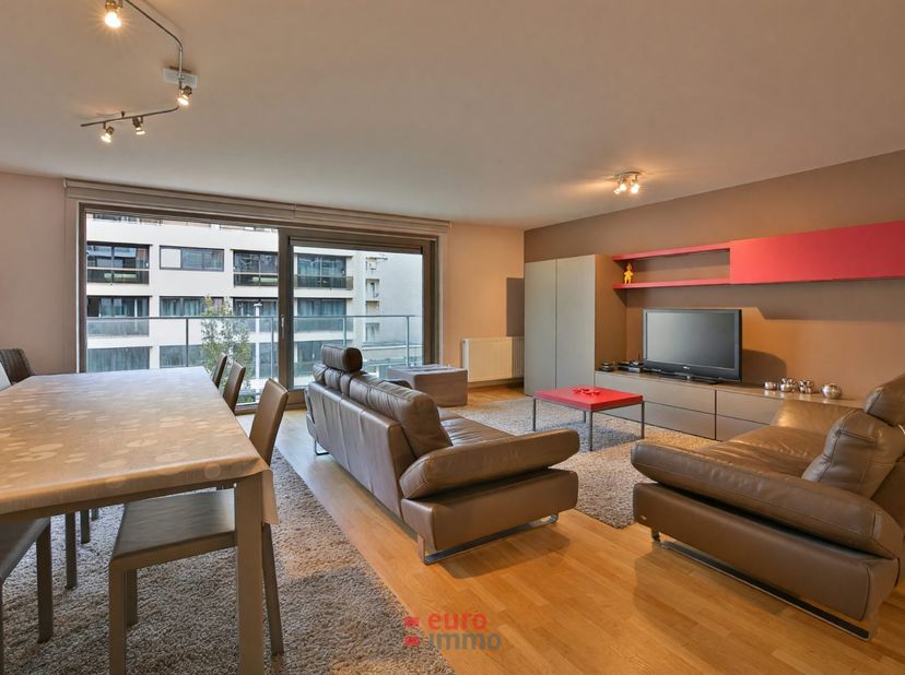Deze topper van maar eventjes 103m² heeft zowel vooraan kant winkelstraat als aan de zuidgerichte achterkant een leuk terras. De ultra grote woonruimt