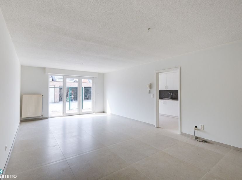 INSTAPKLAAR GELIJKVLOERS APPARTEMENT MET 2 SLAAPKAMERS, BERGING EN AUTOSTAANPLAATS NABIJ HET CENTRUM VAN BILZEN<br />
<br />
Dit instapklaar gelijkvlo