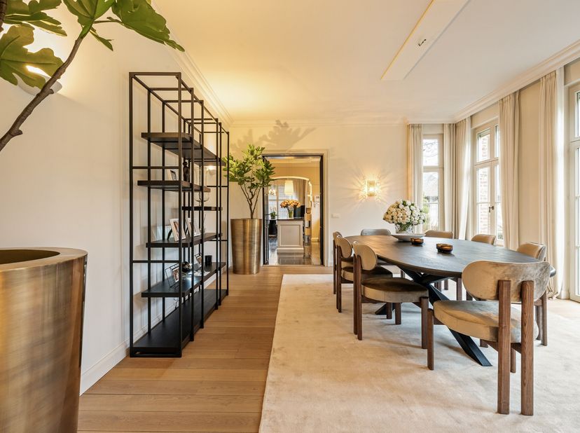 Exclusieve villa op perceel van ca. 5.000 m², gelegen in een residentiële en bosrijke omgeving te Pelt (Grote Heide). Op het gelijkvloers beschikt de