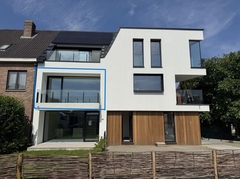 Deze nieuwe flat met 1 slaapkamer en terras is gelegen aan de stadsrand van Geraardsbergen.<br />
Het appartement is gelegen op de 2e verdieping en be