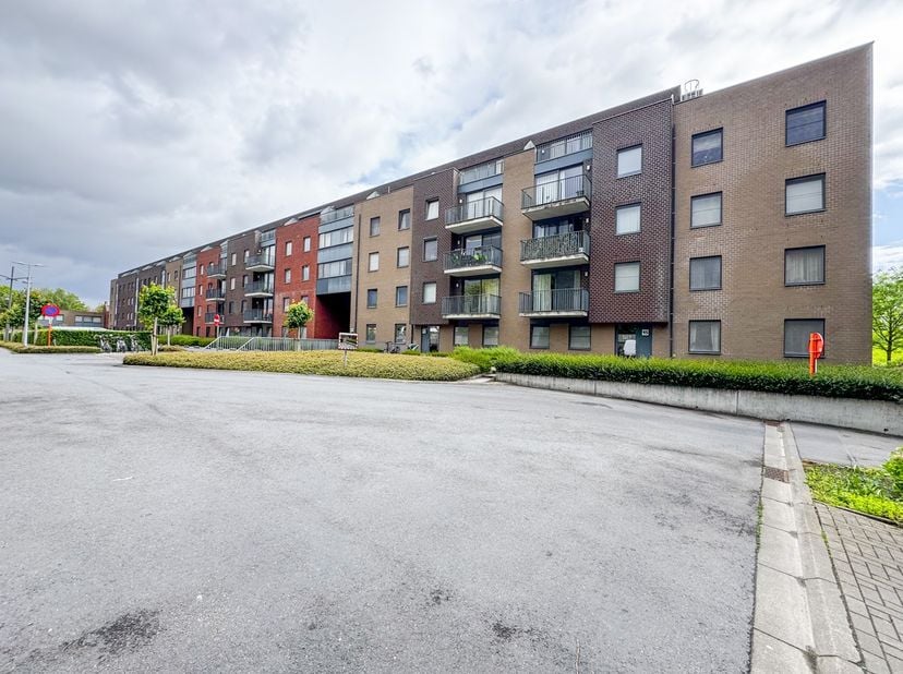 In het hart van Aalter bevindt zich dit mooi onderhouden en instapklare appartement op de eerste verdieping, perfect voor wie op zoek is naar comfort,