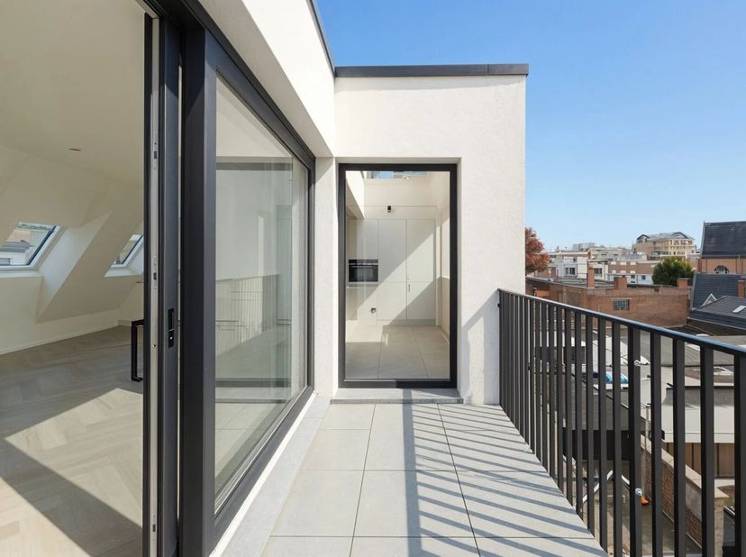 Dans le projet "EUROCROWN" - superbe métamorphose d'un beau bâtiment ancien, Victoire-JUNOT propose ce très beau penthouse offrant une superficie de ±