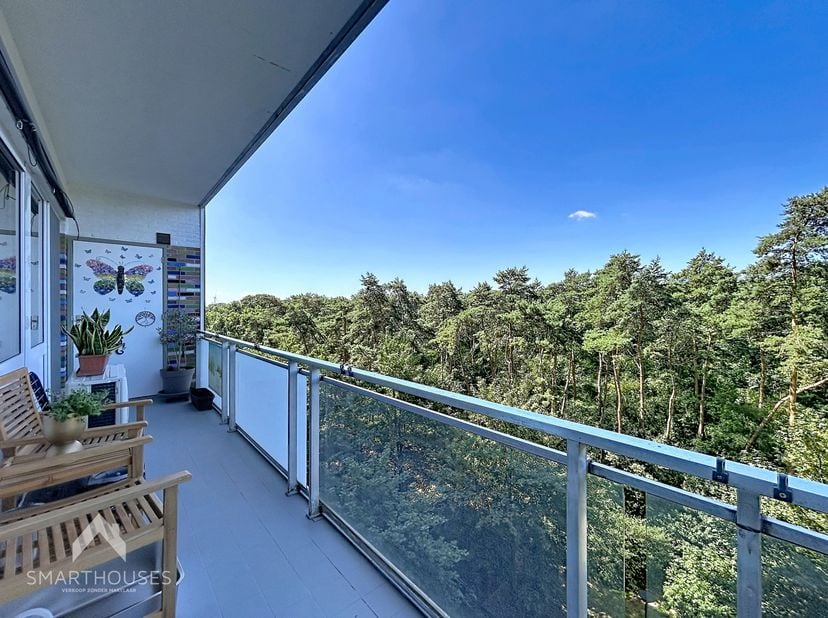 Uiterst energiezuinig appartement in een rustige en groene omgeving bestaande een hal met afzonderlijk toilet, ruime lichtrijke leefruimte met eet-en
