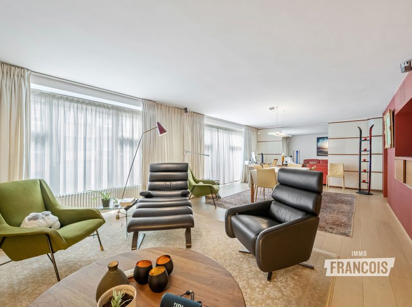 Dit riant appartement met een bewoonbare oppervlakte van liefst 254m² bevindt zich in het hart van Oostende. Om de hoek heeft u het strand en alle fac