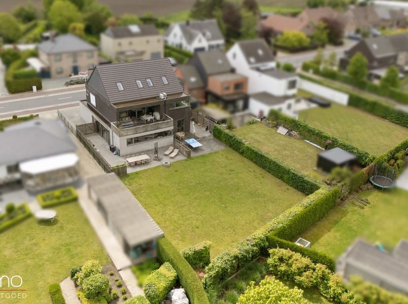 Deze ruime woning met een bewoonbare oppervlakte van maar liefst 468 m² is gelegen op een perceel van 919 m² in de Molenstraat te Sint-Katelijne-Waver