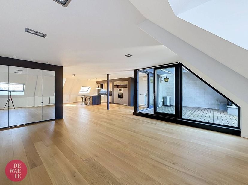 Altijd willen genieten van het prachtige Mechelen en wonen op een buitengewone locatie?<br />
Deze prachtige duplex loft te huur in Mechelen is zeer s