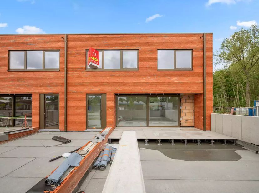 VERKOOP ONDER BTW STELSEL !<br />
Deze prachtige nieuwbouwwoning biedt een bewoonbare oppervlakte van 154m² en beschikt over een ruime living, open ke
