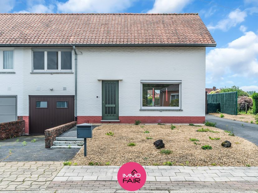 Deze halfopen bebouwing met veel potentieel is gunstig gelegen in een geliefde woonwijk nabij het centrum van Alken. Hier vind je scholen, buurtwinkel