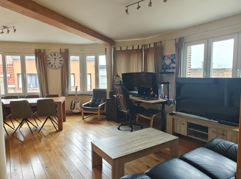 Het betreft een appartement dat zich bevindt op het 2e verdiep bestaande uit een hall, living, volledig ingerichte keuken (met splinternieuwe toestell