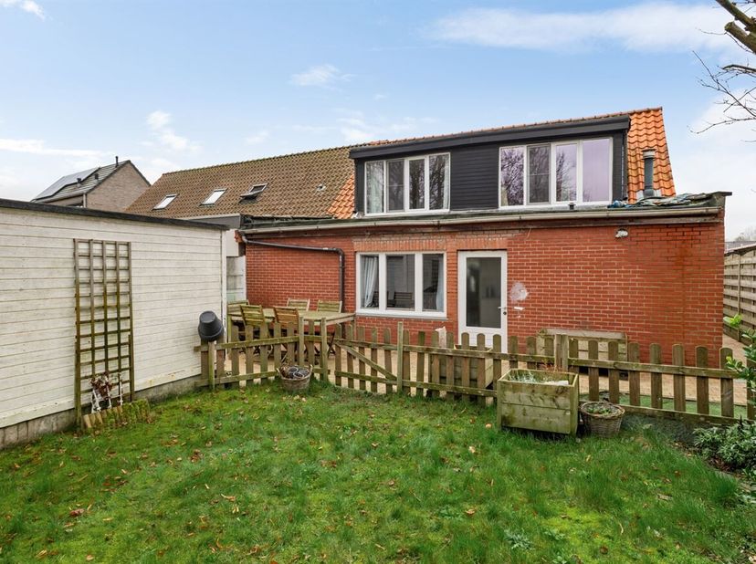 Op te frissen starterswoning met 3 slaapkamers en inpandige garage op een perceel van 225m²  (cfr kadastrale legger)<br />
Deze woning is mooi en land