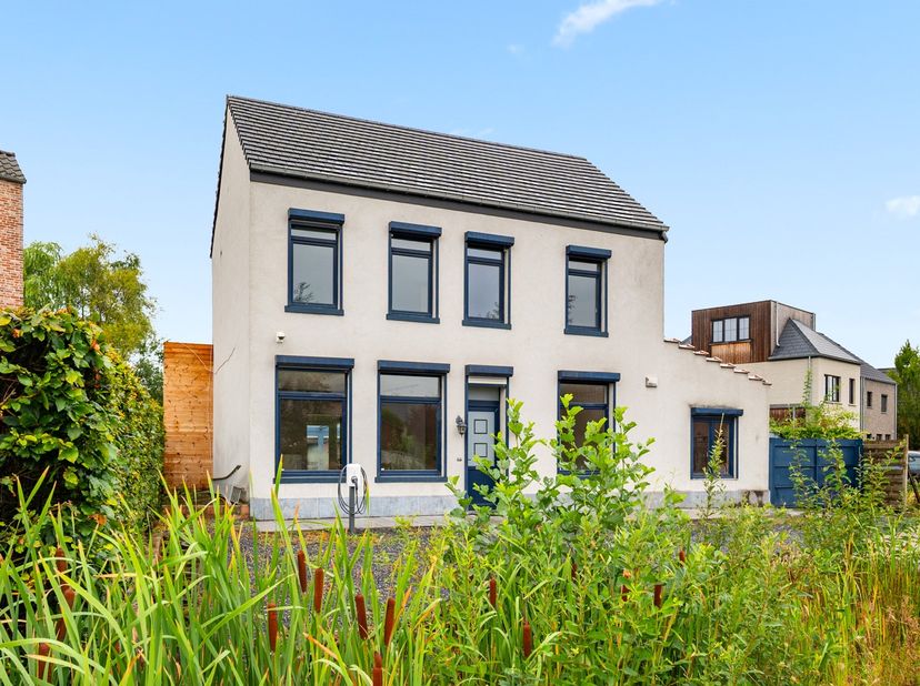 Ontdek deze verzorgde en instapklare woning aan de Liersesteenweg 283 in Begijnendijk. De woning combineert comfort, ruimte en energiezuinigheid met e