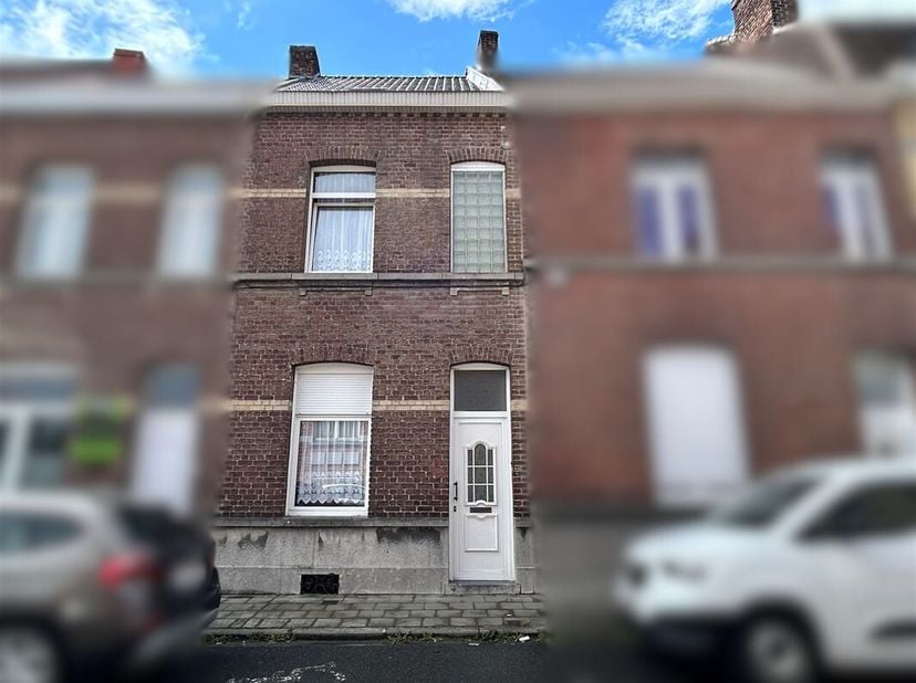 Mooie rijwoning met 3 slaapkamers, gelegen op een perceel van 2,25 are in een rustige straat, dicht bij alle voorzieningen.<br />
Dit huis, met een op