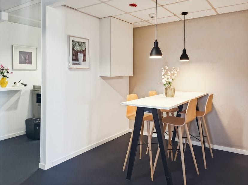 Verhuis naar een kant-en-klare gemeubileerde kantoorruimte met service voor 10 werknemers in HQ Humaniteitslaan<br />
<br />
Dit aanbod omvat een eige