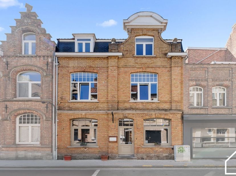 A L’Envers is een gekend restaurant in het centrum van Ieper, op wandelafstand van de Grote Markt. Dankzij de sterke ligging, uitstekende reputatie en