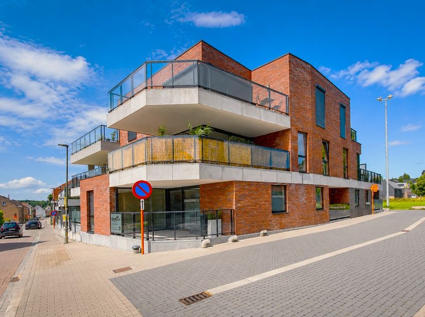 Appartement récent (83 m²) avec terrasse couverte de 12 m² et emplacement de parking en sous-sol.<br />
Cet appartement récent (2021), situé au rez-de