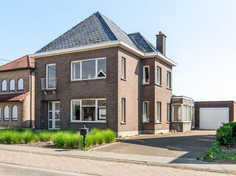 Verrassend ruime, karaktervolle gezinswoning met heel wat potentieel, gunstig gelegen net buiten het landelijke dorpscentrum van Putte, op een mooi pe