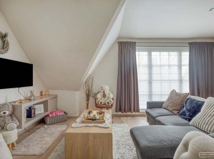 Dit duplex appartement is prachtig en smaakvol ingericht, met zowel in de woonkamer als in de slaapkamers ingemaakte kasten, geschilderd in aangename
