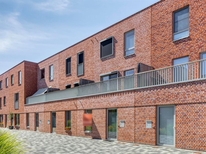 Recente BEN woning in centrum Oudenaarde met 4 slaapkamers.<br />
Je komt de woning, gelegen op de SAFFROU site, binnen langs de inkomhal met ingebou