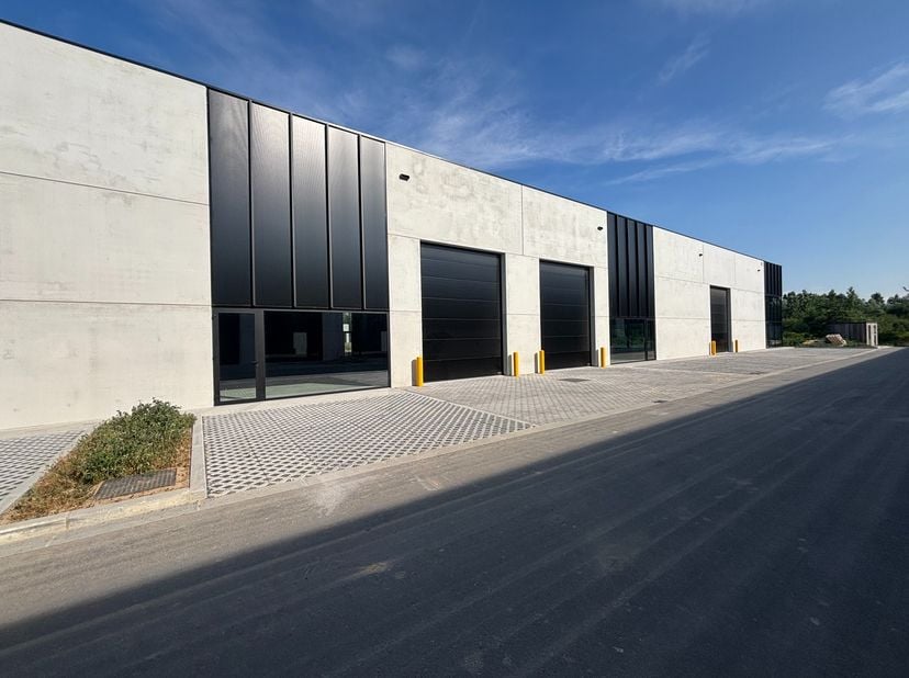 Nieuwbouw bedrijfsruimte te huur binnen het wetenschapspark QUALITIS in Enghien, uitstekend bereikbaar via de A8-E429.<br />
<br />
Deze configuratie